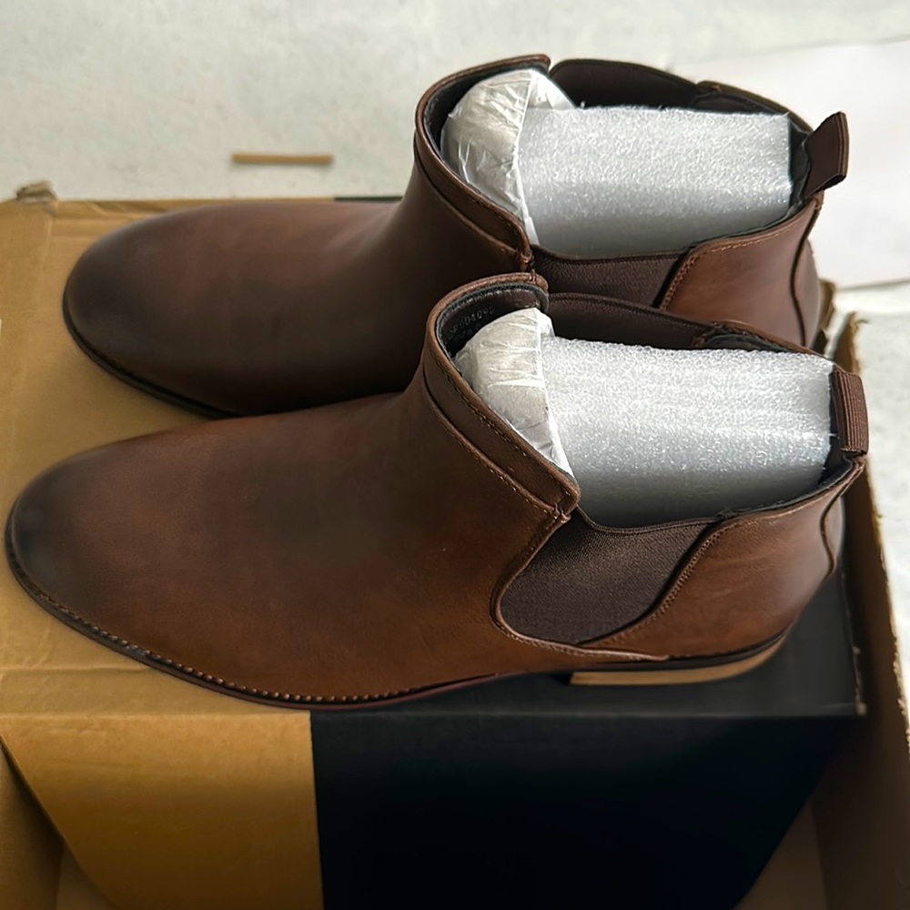 Landon men size 9 brand new in box
